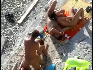 სამი ლამაზი brunette ...